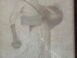une vieille photo d'un homme portant un panier à la main