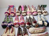 Plusieurs paires de chaussons sont alignées sur une table