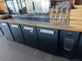 un comptoir sur lequel sont posés plusieurs verres vides