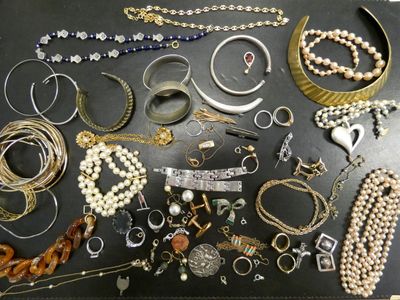 plusieurs types de colliers et de bracelets différents disposés sur une table