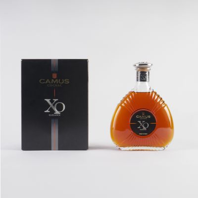 une image représentant une bouteille de brandy à côté d'une boîte