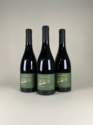 trois bouteilles de vin posées sur une table