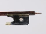 une image représentant un archet de violon muni d'un manche en bois, sur fond blanc