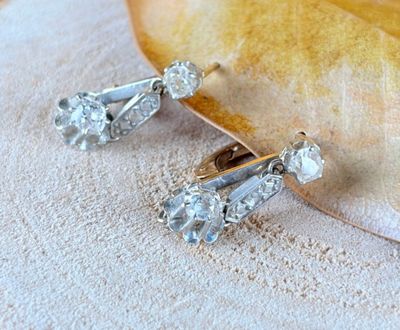 une paire de boucles d'oreilles posée sur une table