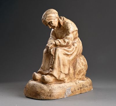 une image représentant la statue d'un homme assis sur un rocher