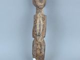 une vieille statue en bois d'un homme avec un chapeau sur la tête