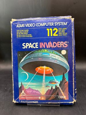une vieille boîte de jeu vidéo sur laquelle figure l'image d'une soucoupe volante extraterrestre