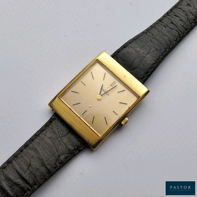 une image d'une montre-bracelet plaquée or avec un bracelet en cuir noir