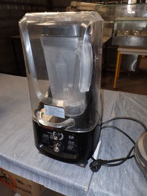 un mixeur posé sur une table dans une cuisine