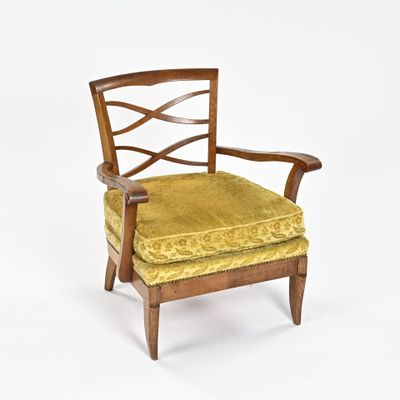 une image représentant une chaise en bois dont l'assise est recouverte d'un tissu jaune