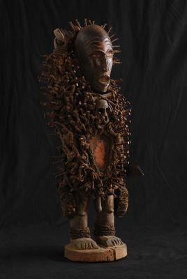 une photo d'une sculpture représentant un lion, réalisée en bois