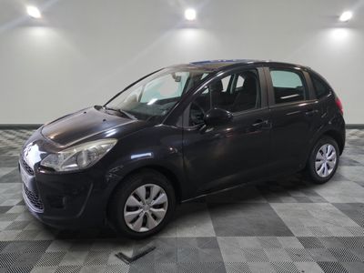 la photo d'une voiture noire garée dans un garage