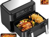 une photo d'une friteuse à air chaud noire avec un plateau rempli d'aliments