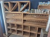 une étagère en bois remplie de conserves dans un magasin