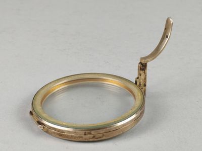 une bague en or avec une anse sur un fond blanc