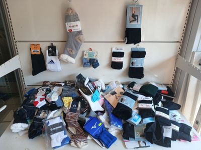 un tas de vêtements et d'autres objets posés sur une table