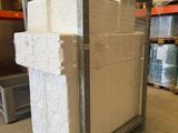 une grande pile de cartons sur une palette dans un entrepôt