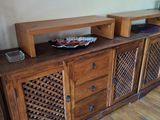 une armoire en bois surmontée d'un panier