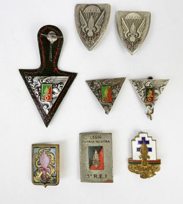 plusieurs types de badges sont présentés sur une surface blanche