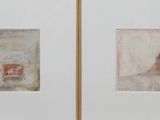 deux tableaux encadrés représentant un bâtiment et un autre bâtiment dans une pièce blanche