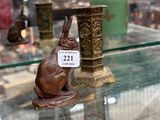 une vitrine en verre sur laquelle est posée une figurine de lapin