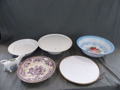 Plusieurs assiettes et bols sont posés sur une table recouverte d'une nappe grise.