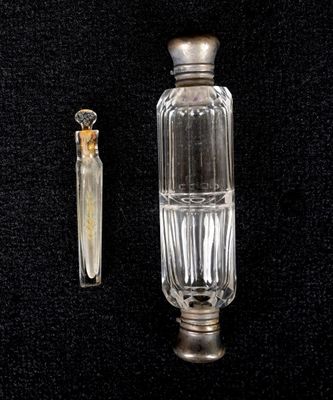 une petite bouteille en verre avec un bouchon en métal, à côté d'une autre petite bouteille en verre avec un bouchon en métal