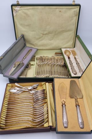 Ensemble de 5 coffrets de couverts en métal argent en coffret, co...