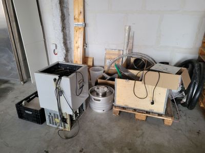 un réfrigérateur et un réfrigérateur-congélateur dans un garage