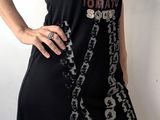une femme qui pose pour une photo dans une robe noire