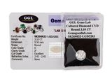 un gros plan d'un diamant sur lequel est apposée une étiquette de prix