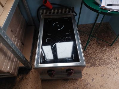 une cuisinière avec une plaque en verre dans une cuisine