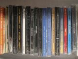 une photo montrant une pile de CD sur une étagère