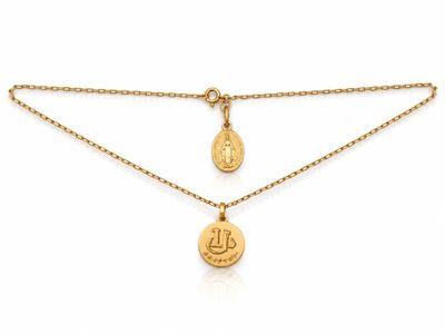 un collier plaqué or avec une petite pièce suspendue à une chaîne