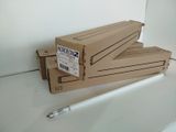 trois boîtes et un stylo posés sur une table