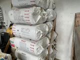 une pile de sacs de ciment posée sur une palette