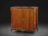 une armoire de style George II en acajou et laiton