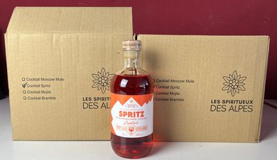 une bouteille de vin à côté d'un carton de vin