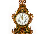 une horloge posée sur une table