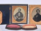 plusieurs photos anciennes représentant un homme en costume-cravate, rangées dans un coffret