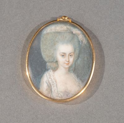 portrait d'une femme vêtue d'une robe blanche et coiffée d'un grand chapeau