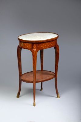 une image d'une petite table avec un plateau en marbre