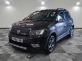 une photo d'une Dacia noire garée dans un garage