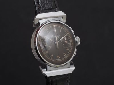 gros plan d'une montre sur une surface noire