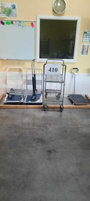trois chariots à bagages au milieu d'une pièce