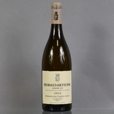 une bouteille de vin posée sur une table