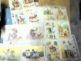 de nombreuses photos de personnes et d'animaux sur la table