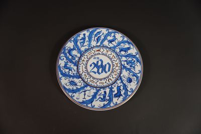 une assiette bleue et blanche ornée d'un motif