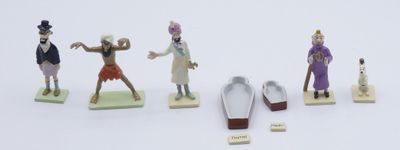 cinq figurines représentant des personnes dans différentes poses