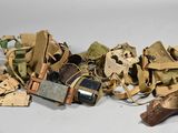 une pile d'objets assortis sur une table